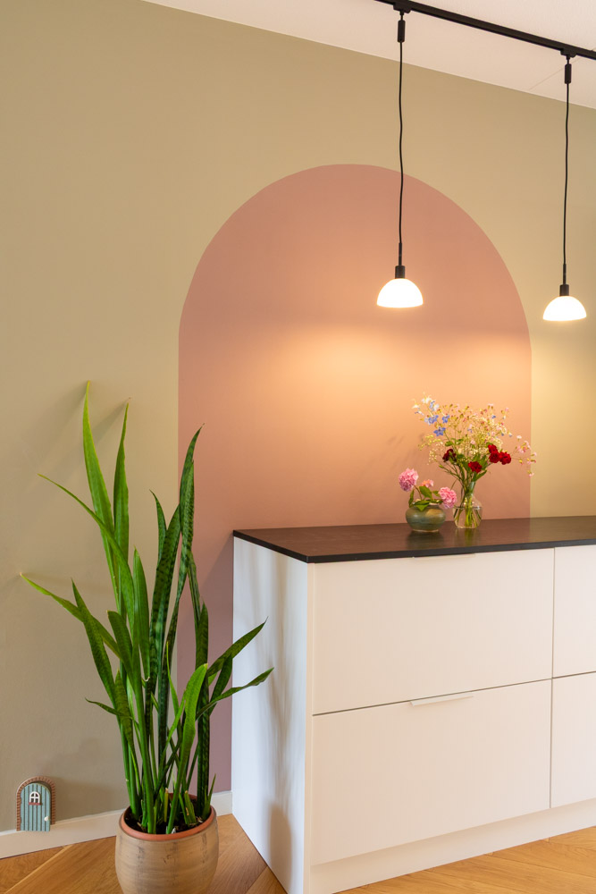 Nieuwbouw-Vroondaal-keuken-1 Keuken bij project Vroondaal/ Den Haag met speels kleurvlak op de muur en railverlichting. Biophilic Design