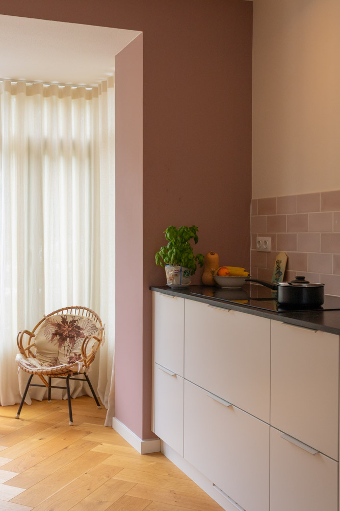 Nieuwbouw-Vroondaal-keuken-2 Keuken bij project Vroondaal/ Den Haag met knus kinderhoekje en roze tegels. Reflectie, Biophilic Design