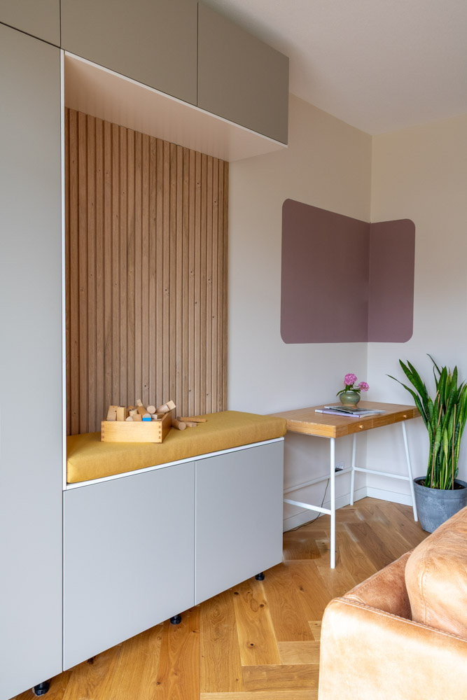 Nieuwbouw-Vroondaal-maatwerk-2 Zithoek in de woonkamer bij project Vroondaal/ Den Haag met zitplek en extra werkplek in maatwerkkast. Kleurvlak op de muur